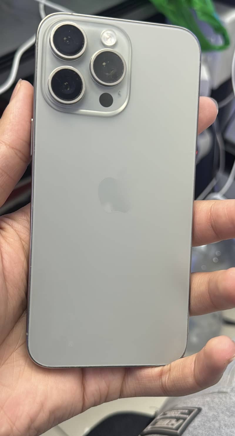 Apple iPhone 15 Pro Max 4