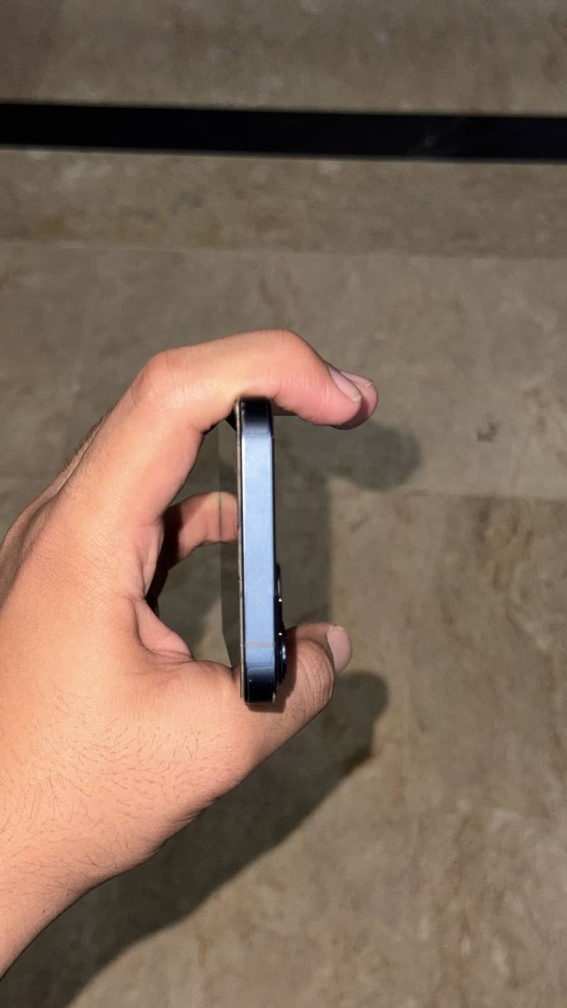 Apple iPhone 13 JV 1