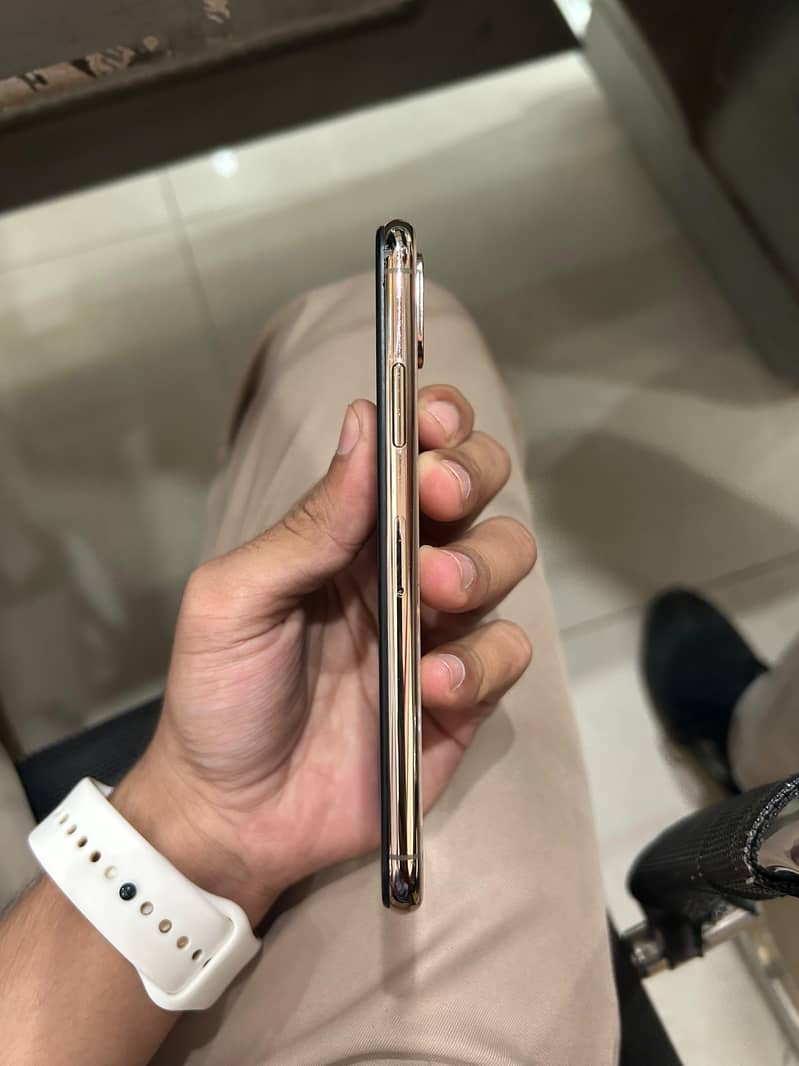 Apple iPhone XS 5