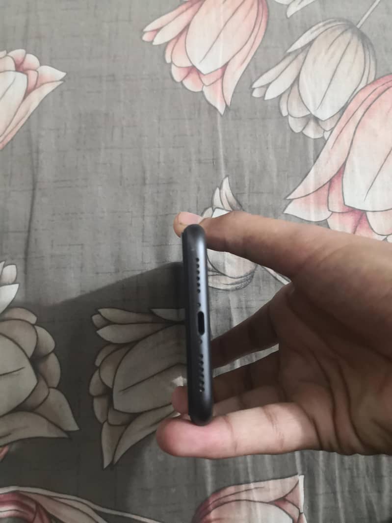 Apple iPhone 11 4