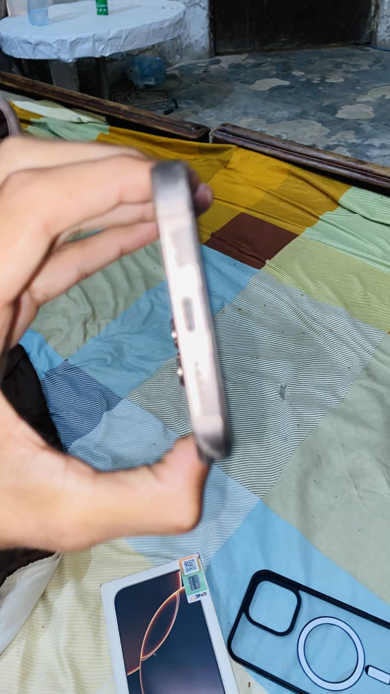 Apple iPhone 16 Pro Max 1