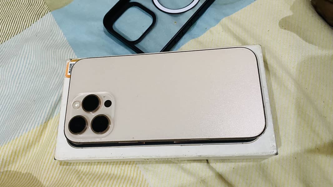 Apple iPhone 16 Pro Max 4