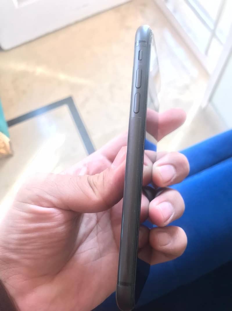 Apple iPhone 11 4