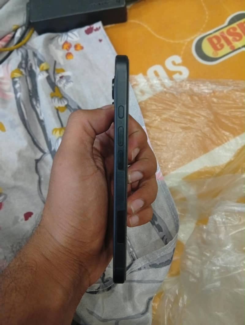 Apple iPhone 16 4