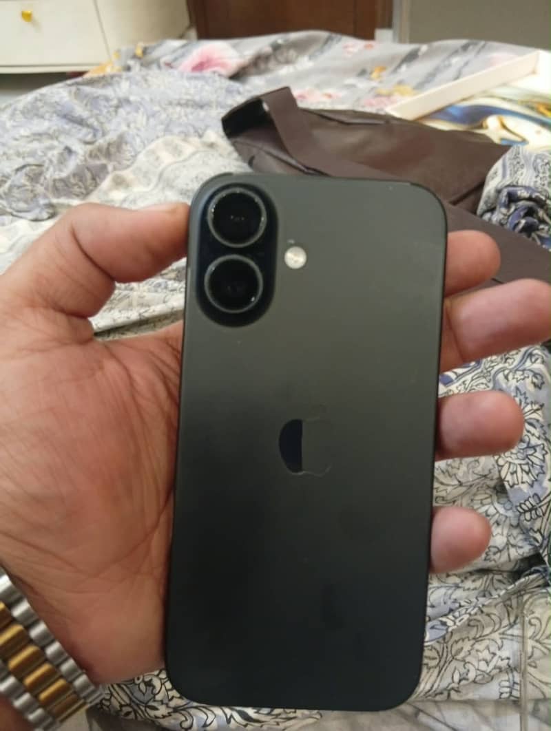 Apple iPhone 16 6