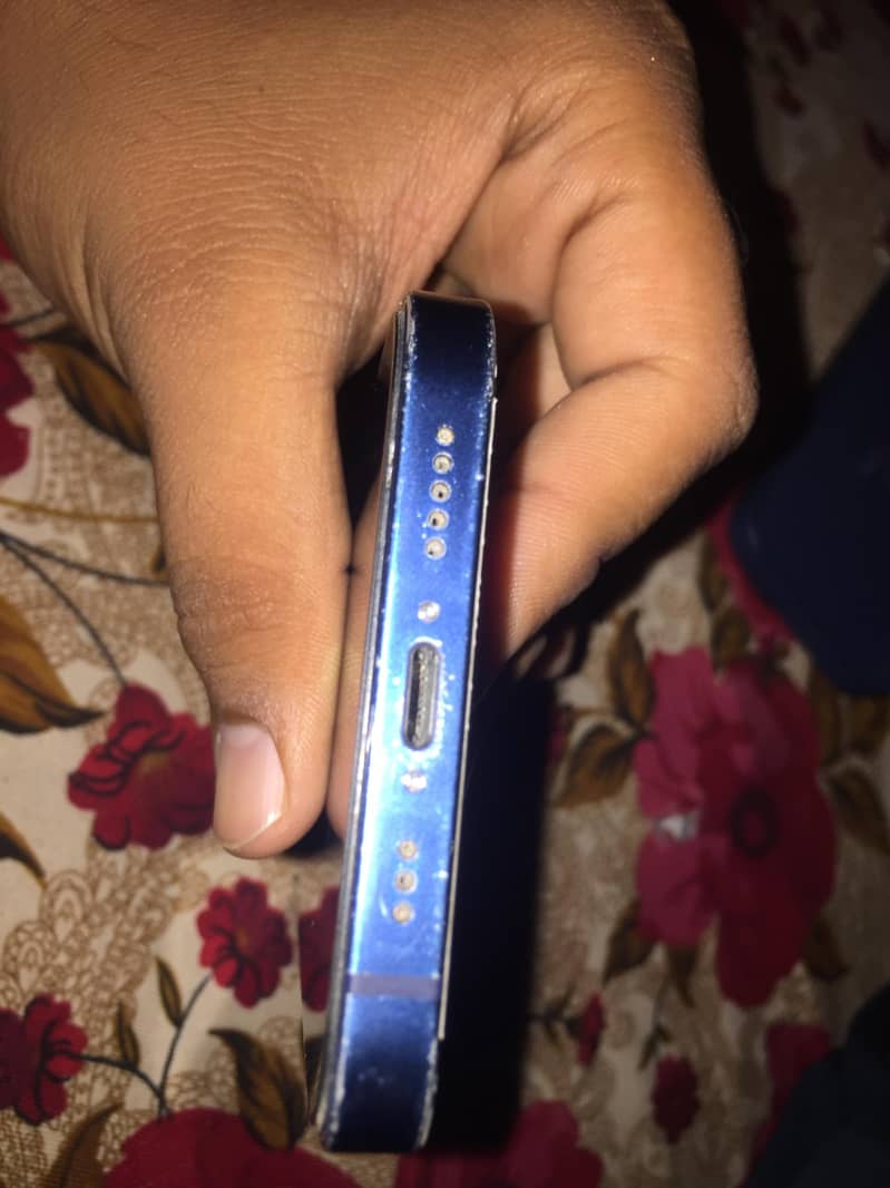 Apple iPhone 12 4