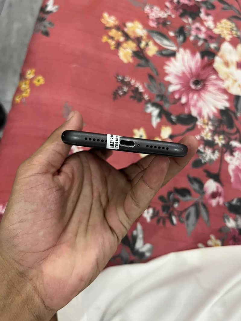 Apple iPhone 11 4