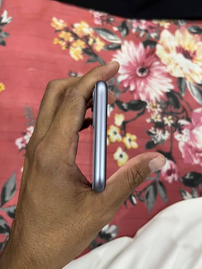 Apple iPhone 11 4