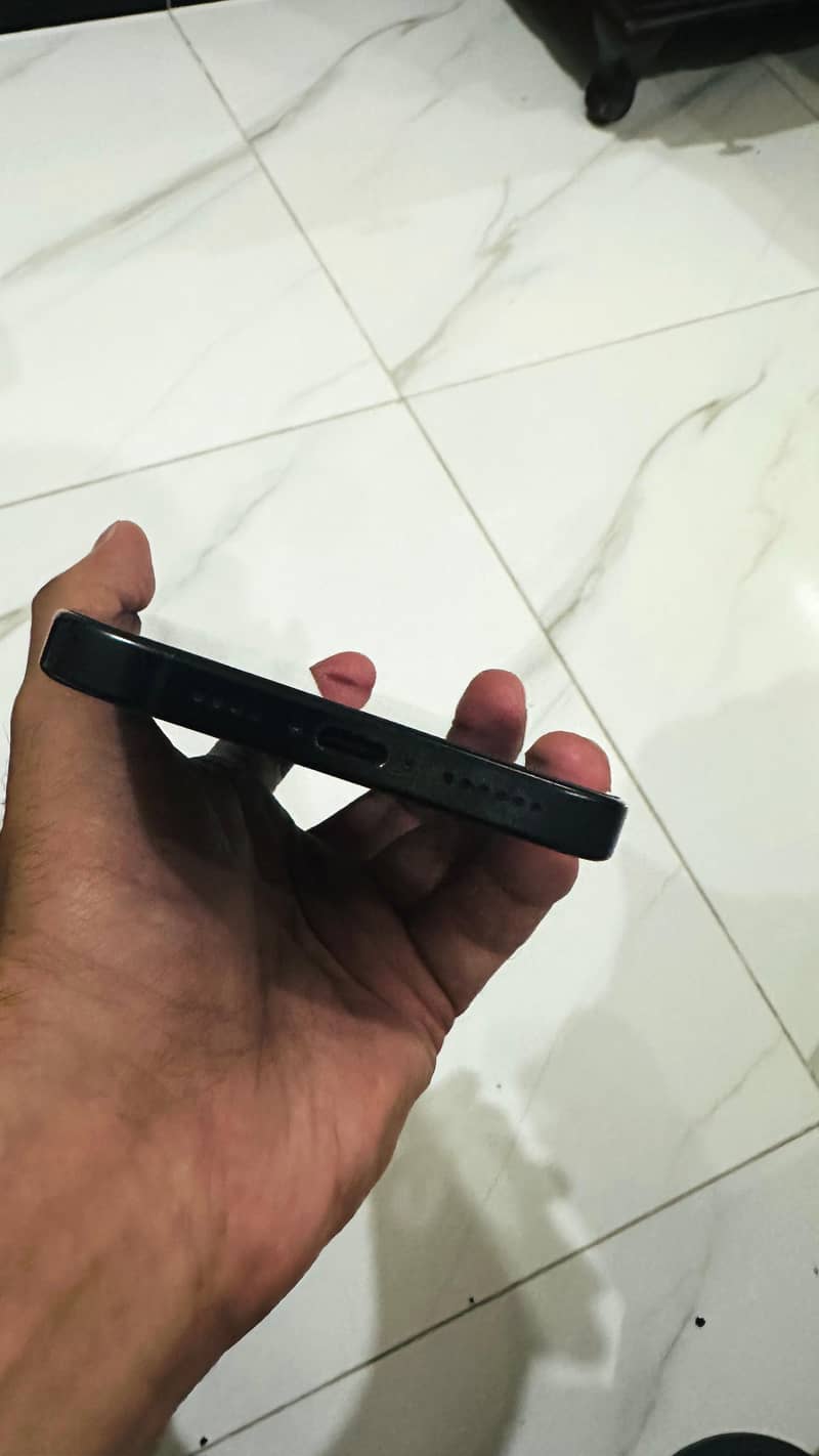 Apple iPhone 16 Pro Max 4