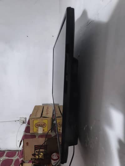 40 inch with andrid box condtion 10 by 10 ha