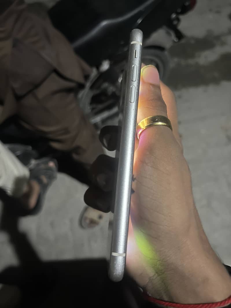 Apple iPhone 11 4