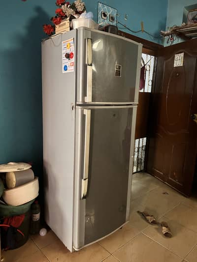 Freezers ok hn bs nechy cool nai kr rha gas nai hn