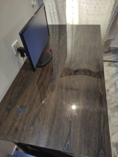 Computer Table 5ft x 2.5ft Just like new