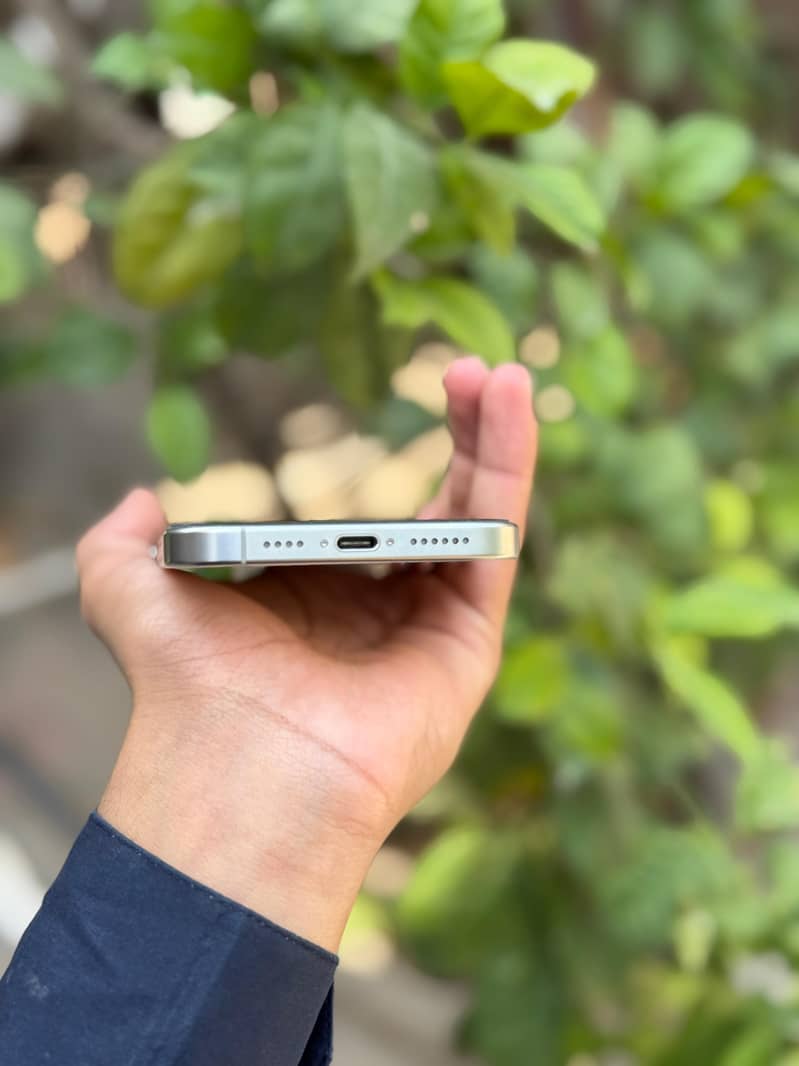 Apple iPhone 16 Pro Max 2