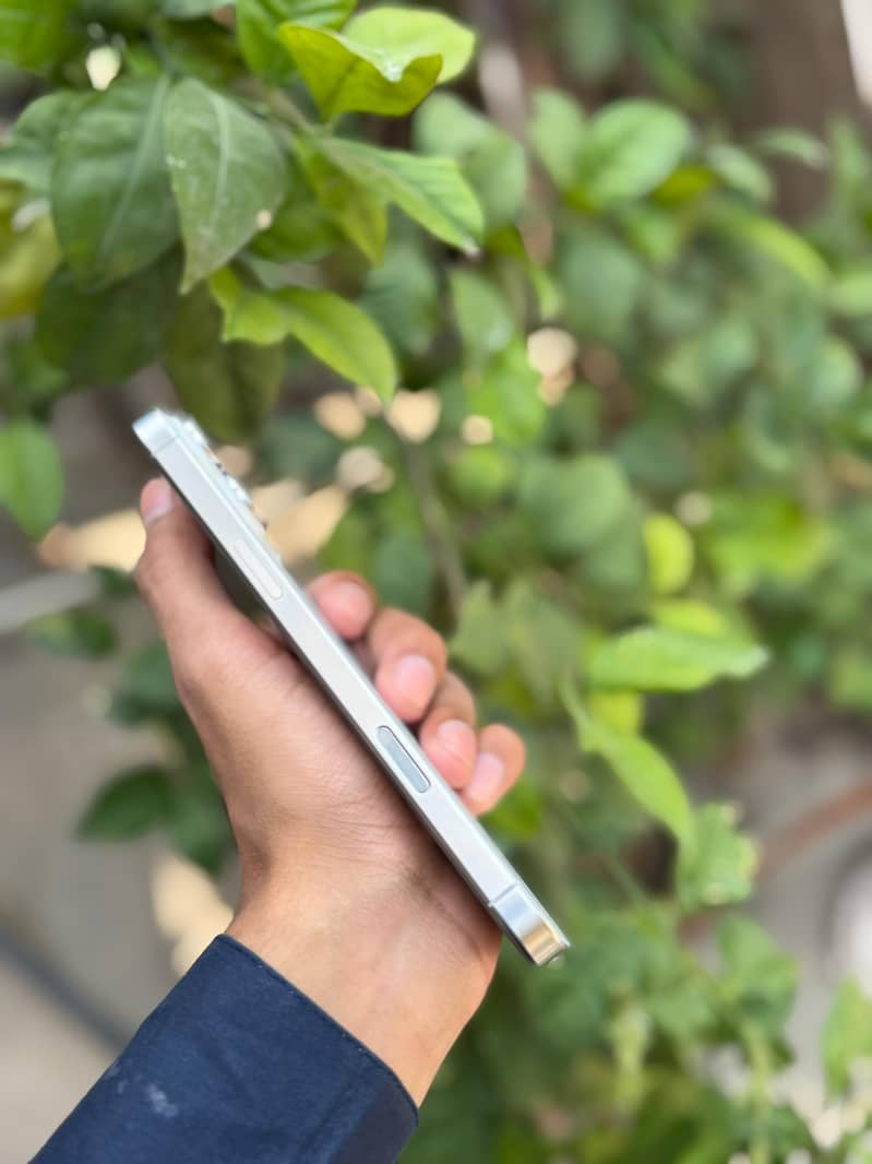 Apple iPhone 16 Pro Max 4