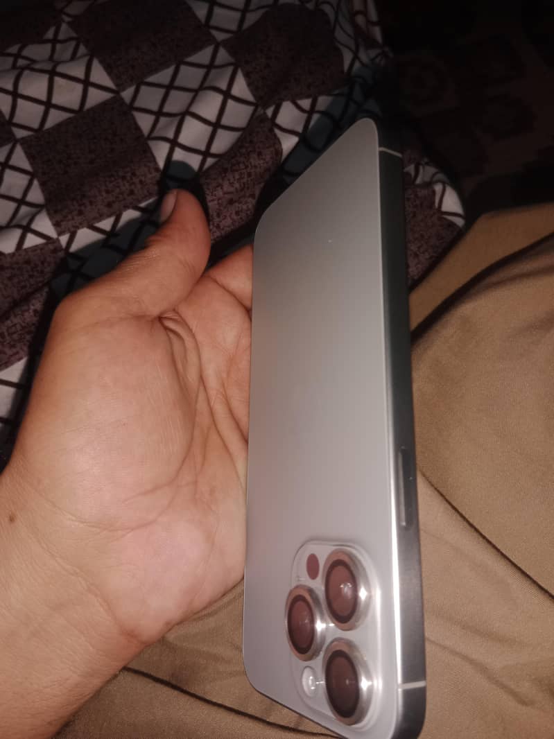 Apple iPhone 15 Pro Max 2