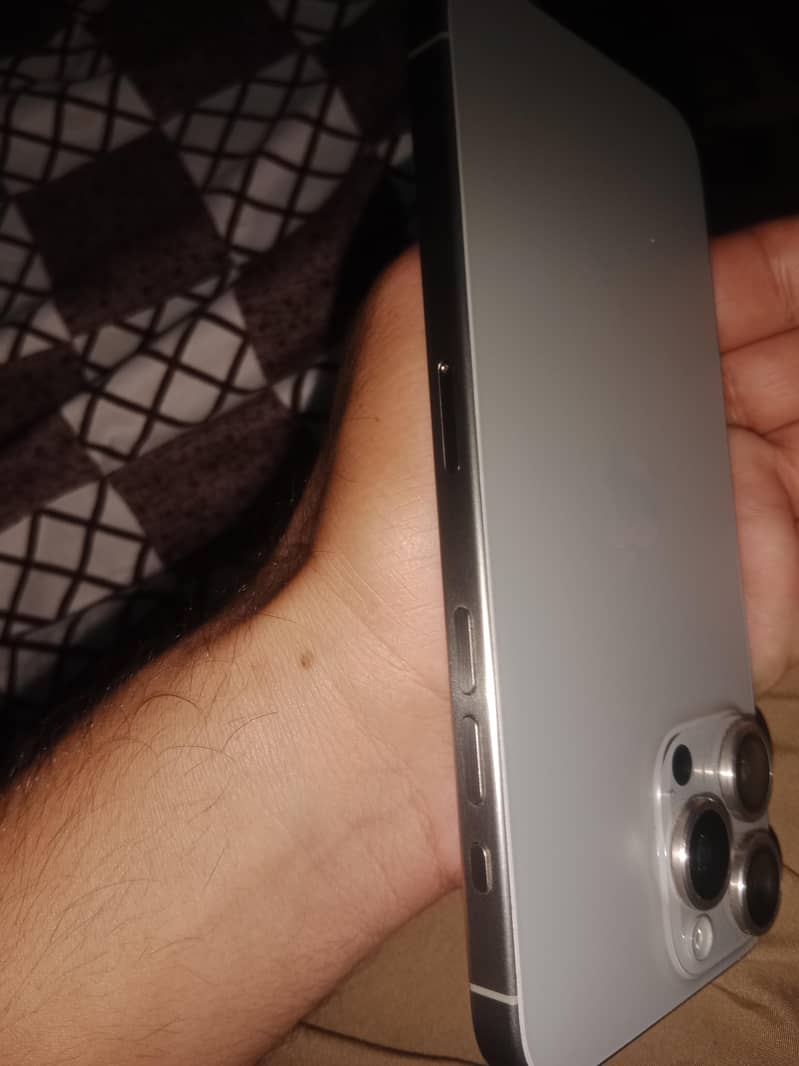 Apple iPhone 15 Pro Max 3