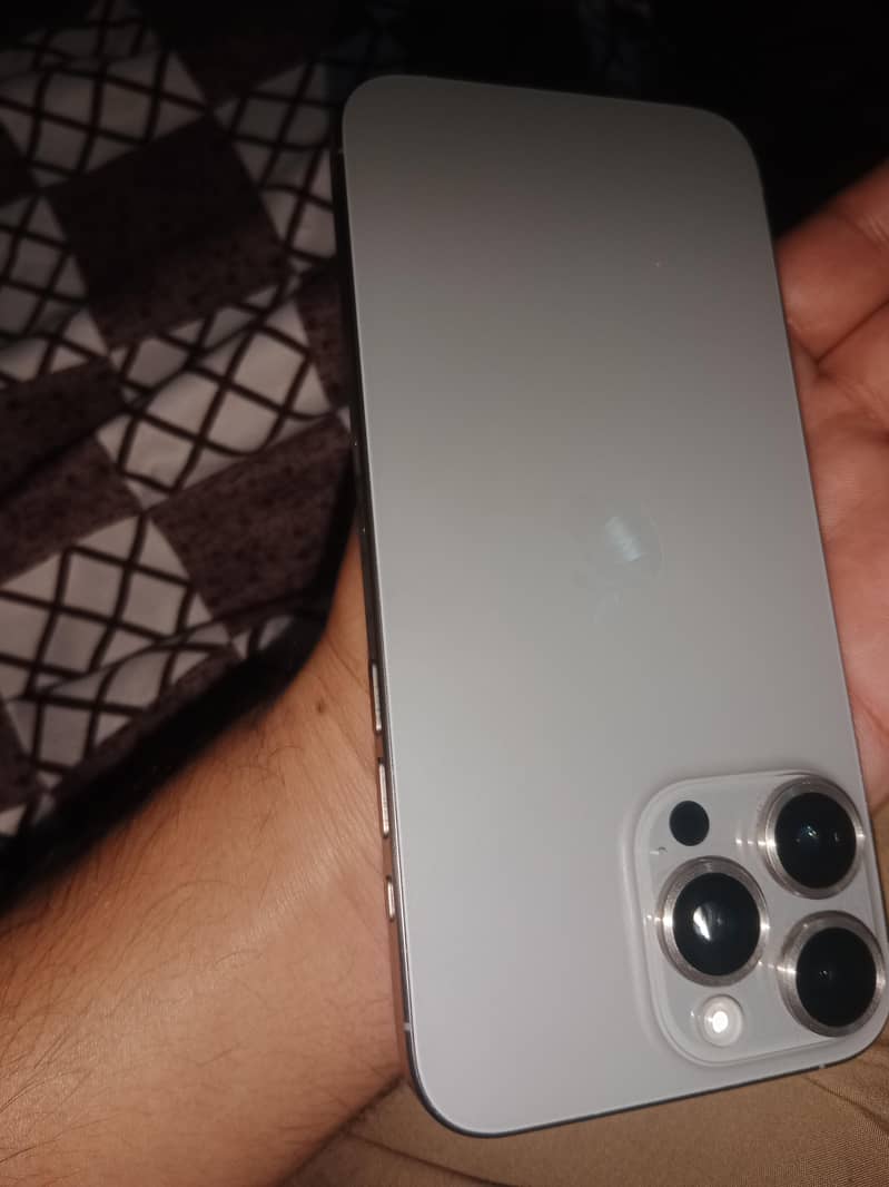 Apple iPhone 15 Pro Max 4