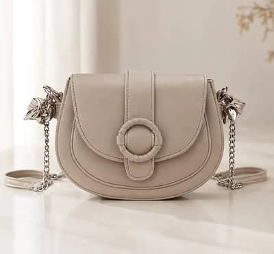 Elegant Beige Women’s Crossbody Bag with Silver Chain Description: