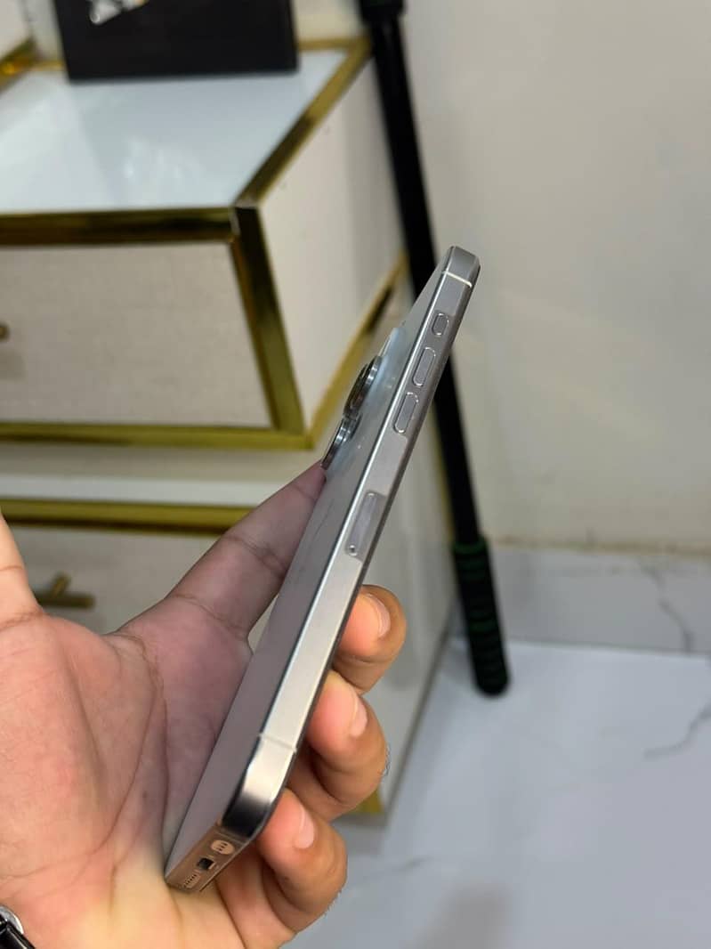 Apple iPhone 15 Pro Max 2