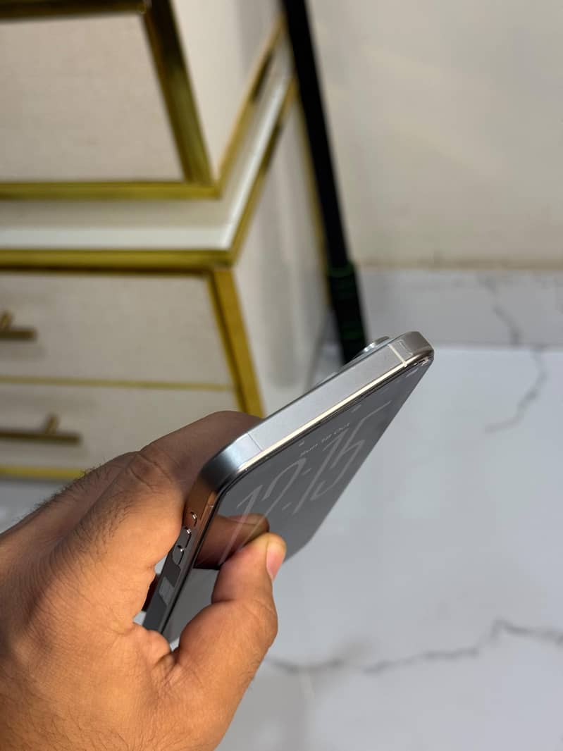 Apple iPhone 15 Pro Max 5