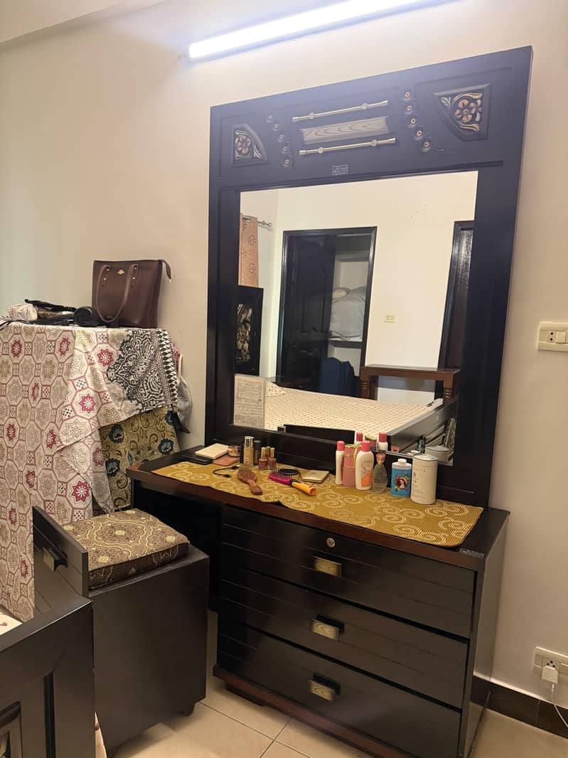 Bed with side tables and dressing table 2