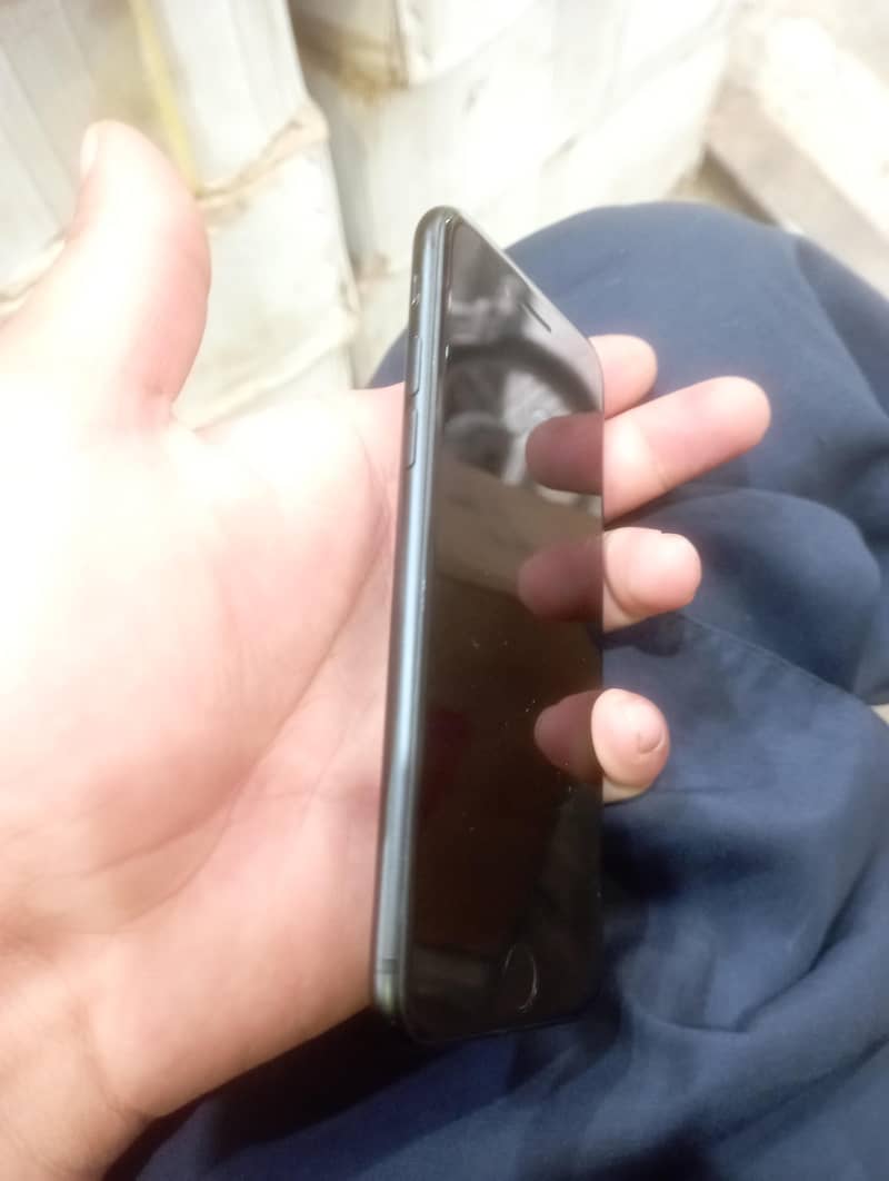 Apple iPhone 7 3
