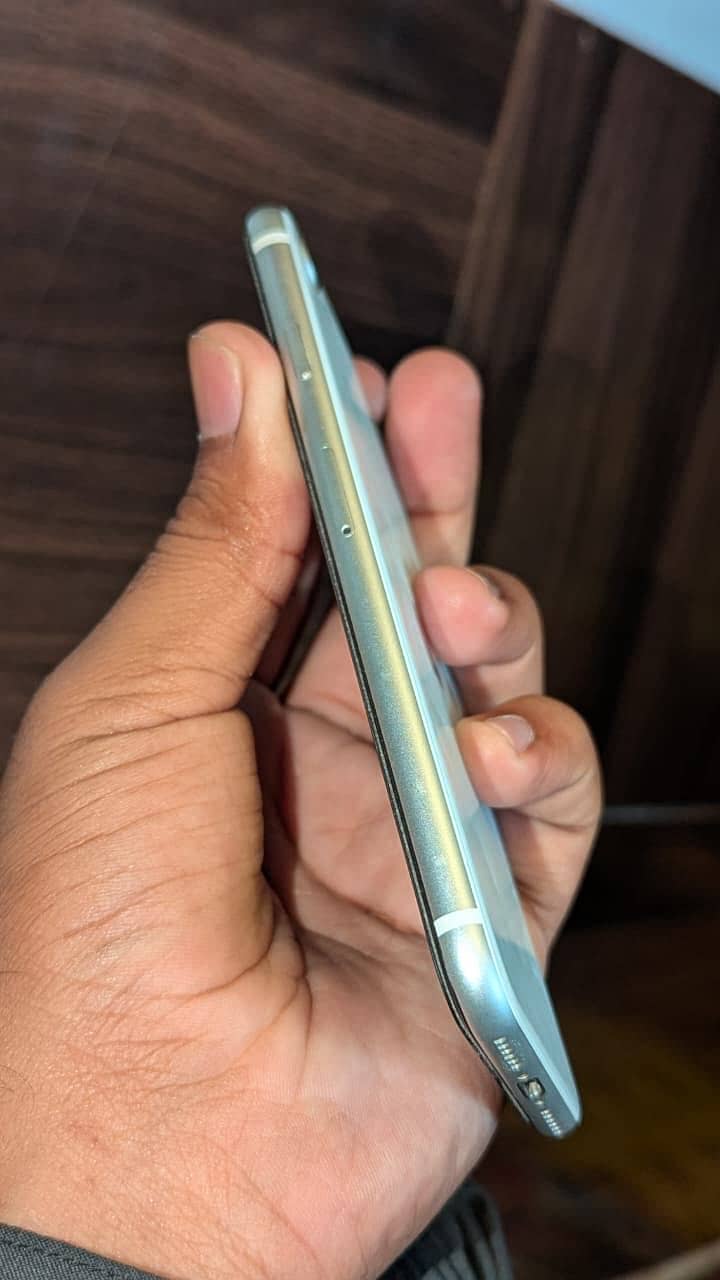 Apple iPhone SE 2nd-gen 4