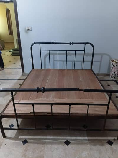 iron bed with wooden base as per shown in picture