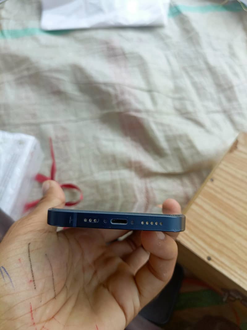 Apple iPhone 13 4