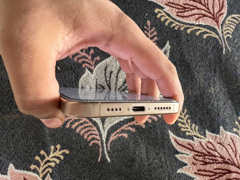 Apple iPhone 16 Pro Max 6