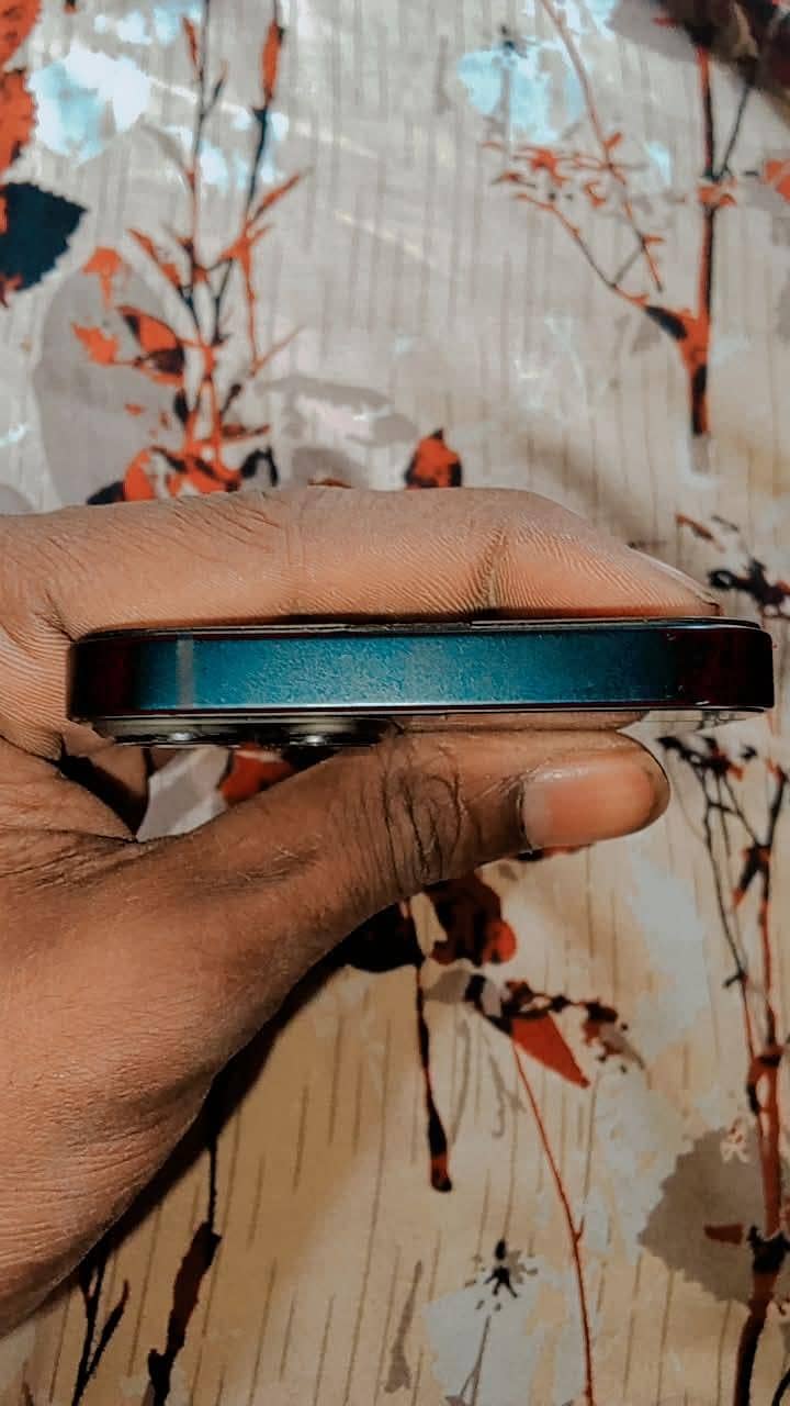 Apple iPhone 13 5