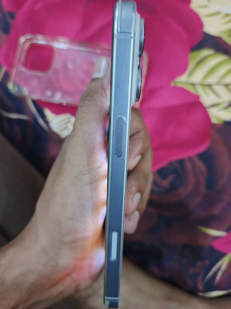 Apple iPhone 16 Pro Max 1