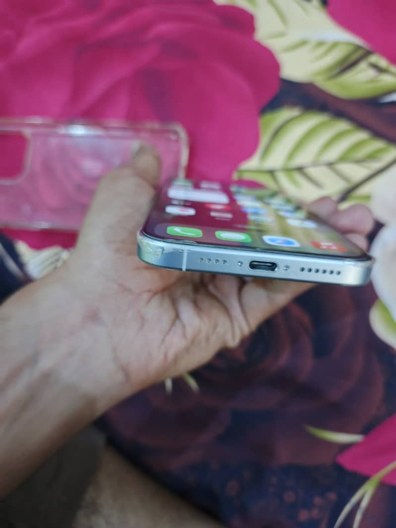 Apple iPhone 16 Pro Max 6