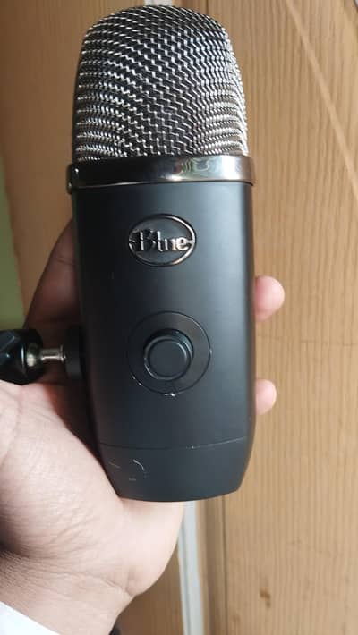 BLUE YETI X BLACK COLOR PROFESSIONAL MICROPHONE RS. . 38000