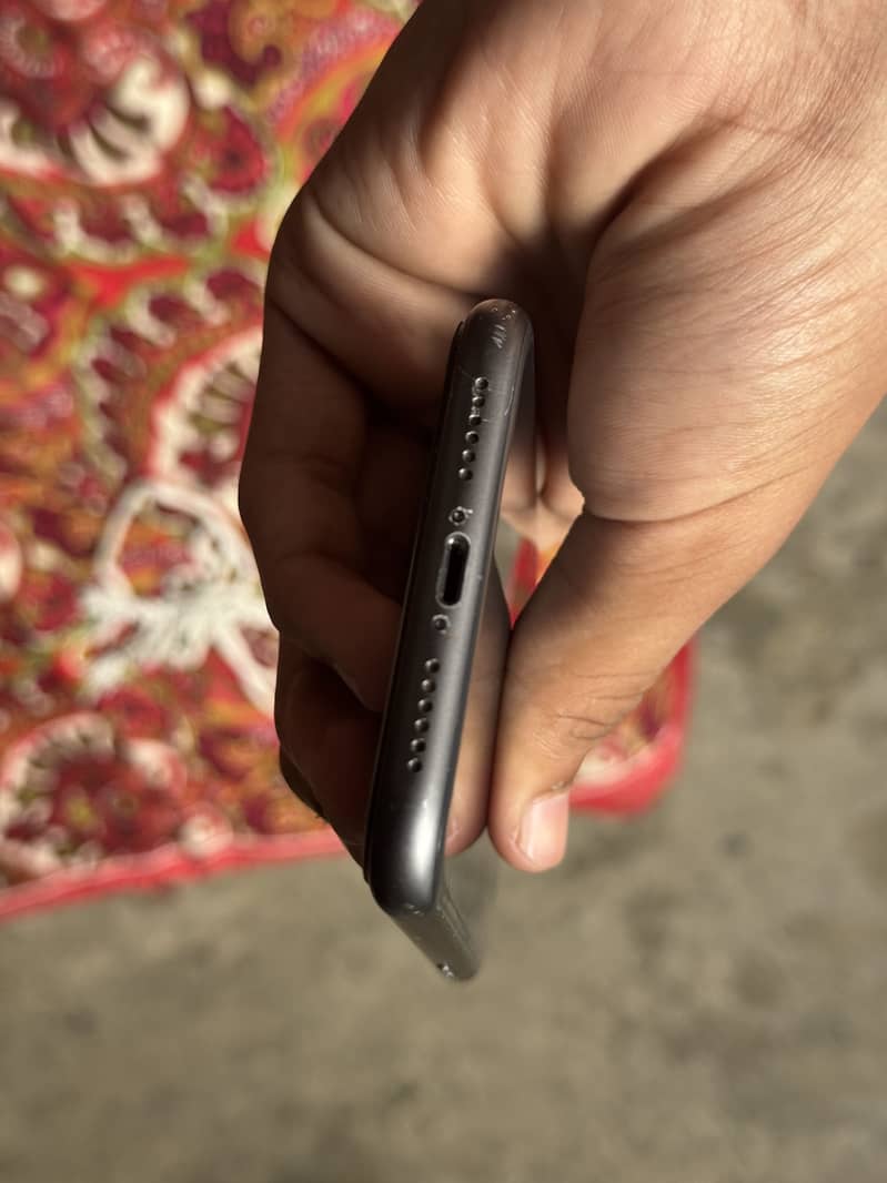 Apple iPhone 11 3