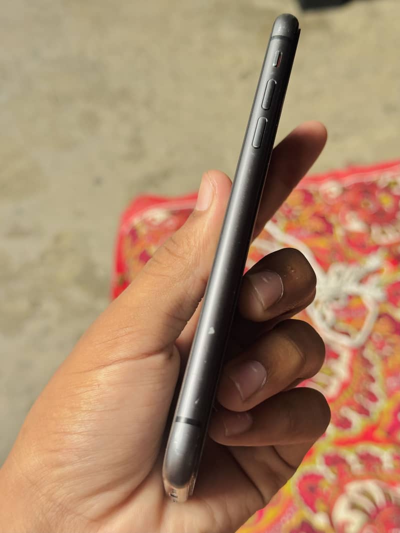 Apple iPhone 11 4