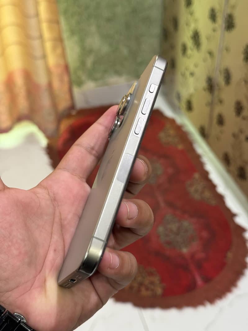 Apple iPhone 15 Pro 2