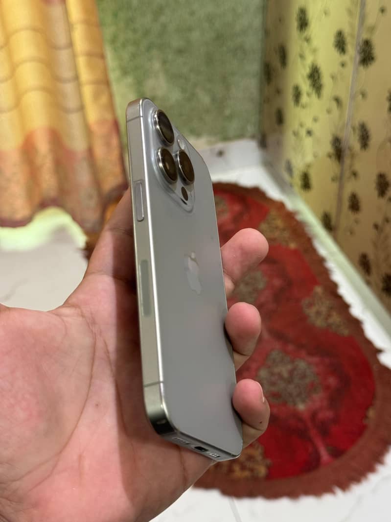 Apple iPhone 15 Pro 3