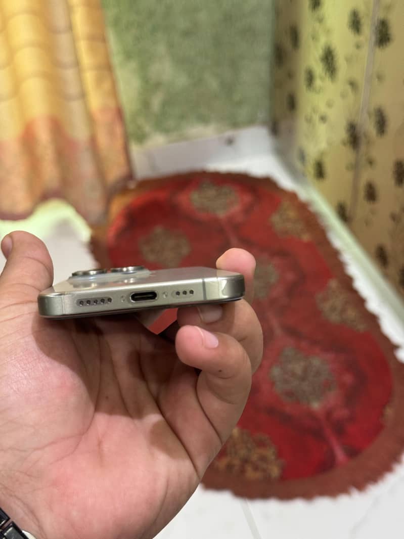 Apple iPhone 15 Pro 4