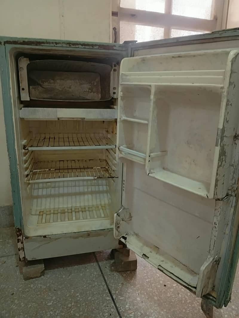 SMALL SIZE FRIDGE 0