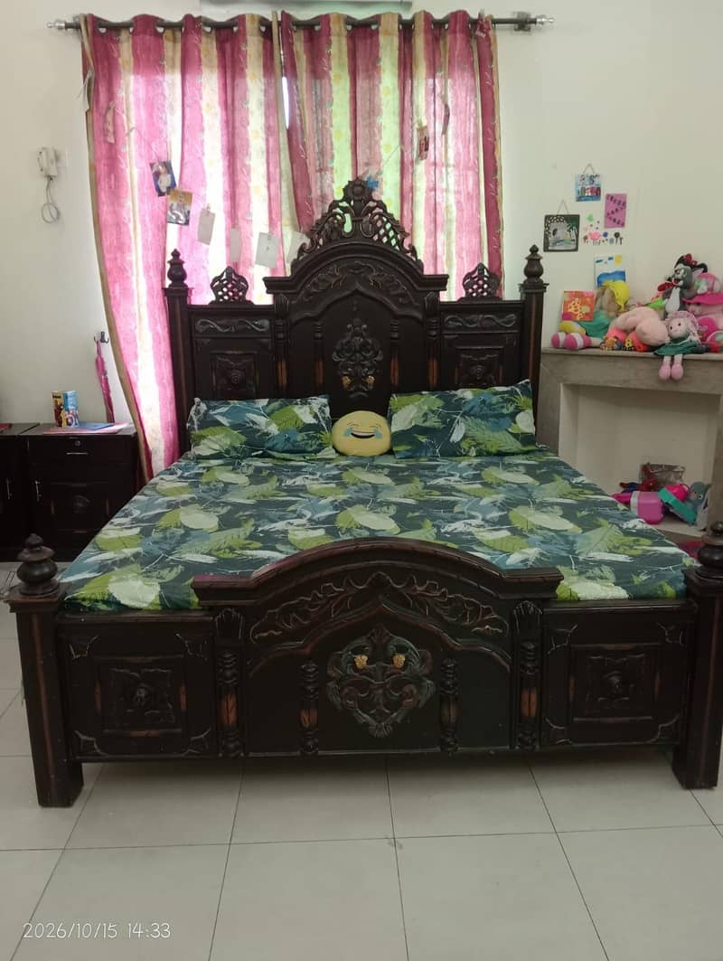 Double bed with side tables 0