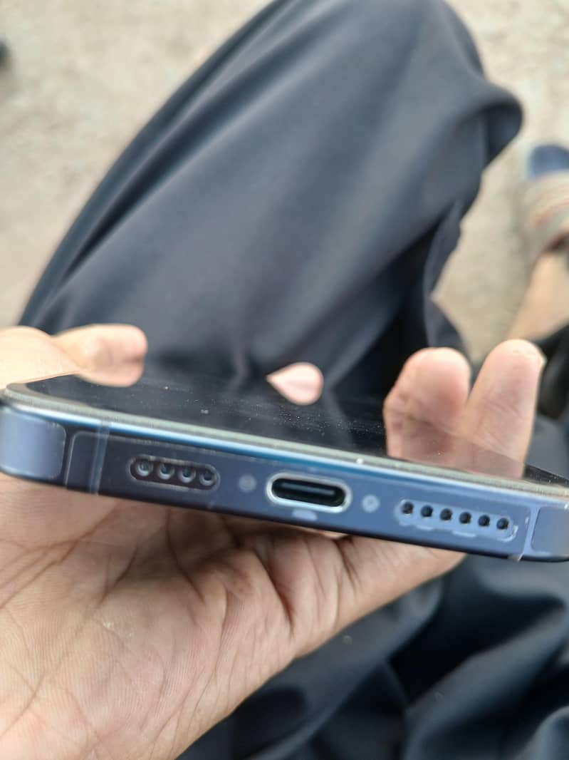 Apple iPhone 15 Pro Max 4