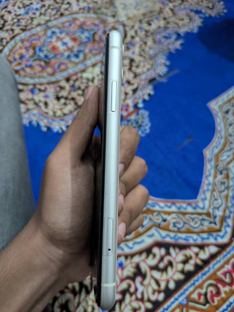 Apple iPhone 11 4