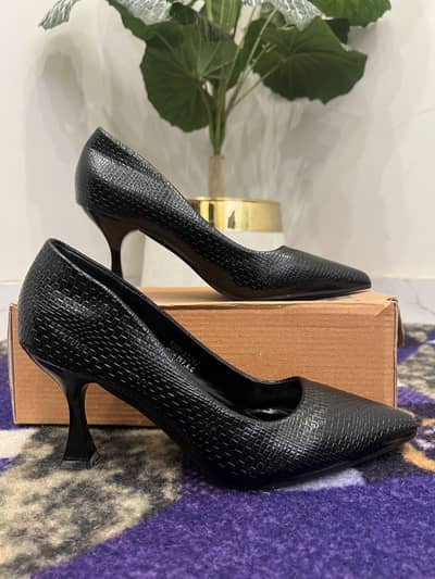 Ladies heel One Time Used – Excellent Condition