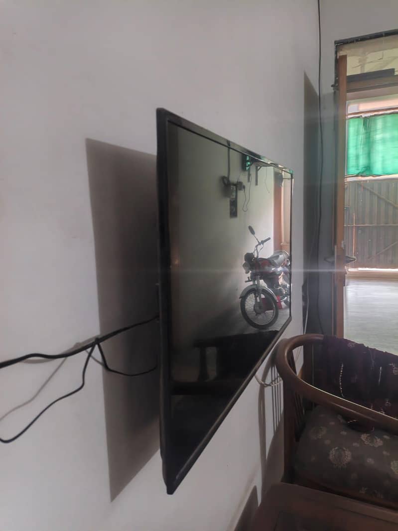TCL  40 INCH ANDROID LED 1
