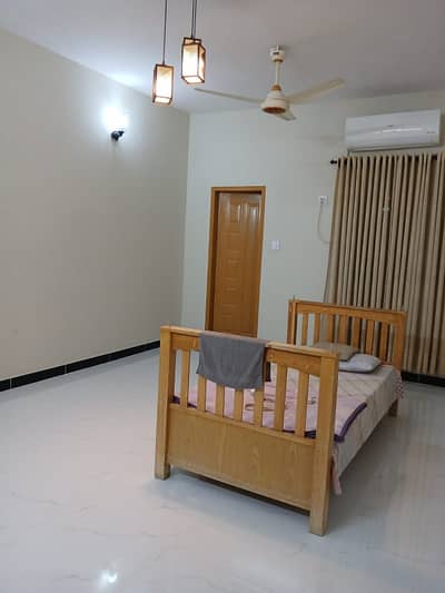 Portion rent Ground floor 3 bed d d  Musiqe floor west open Blk 1.90k Visit after 8pm *Code(16923)*
