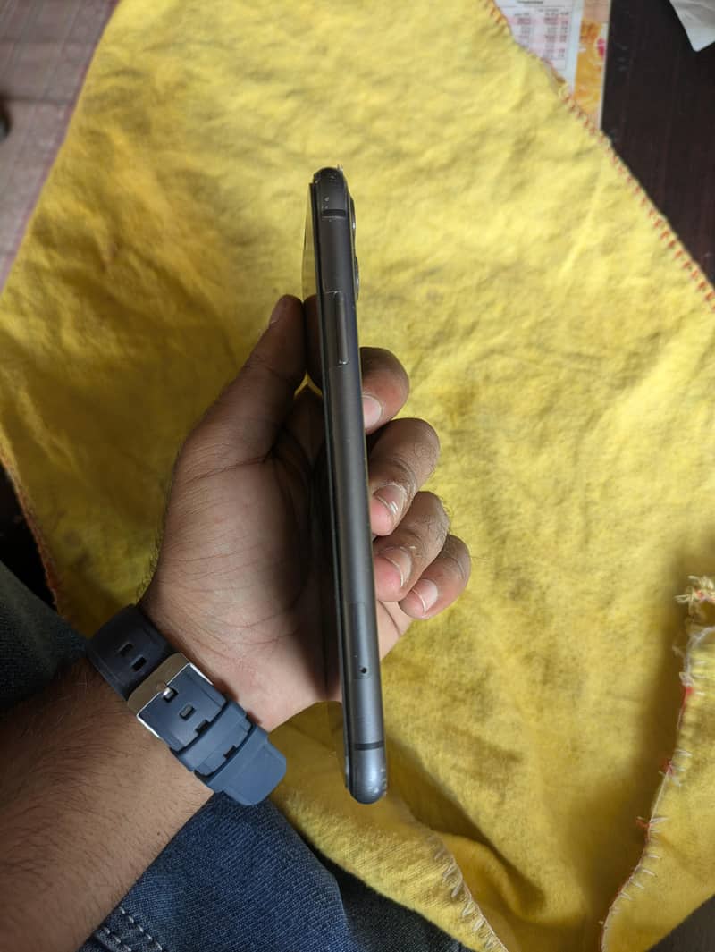 Apple iPhone 11 4