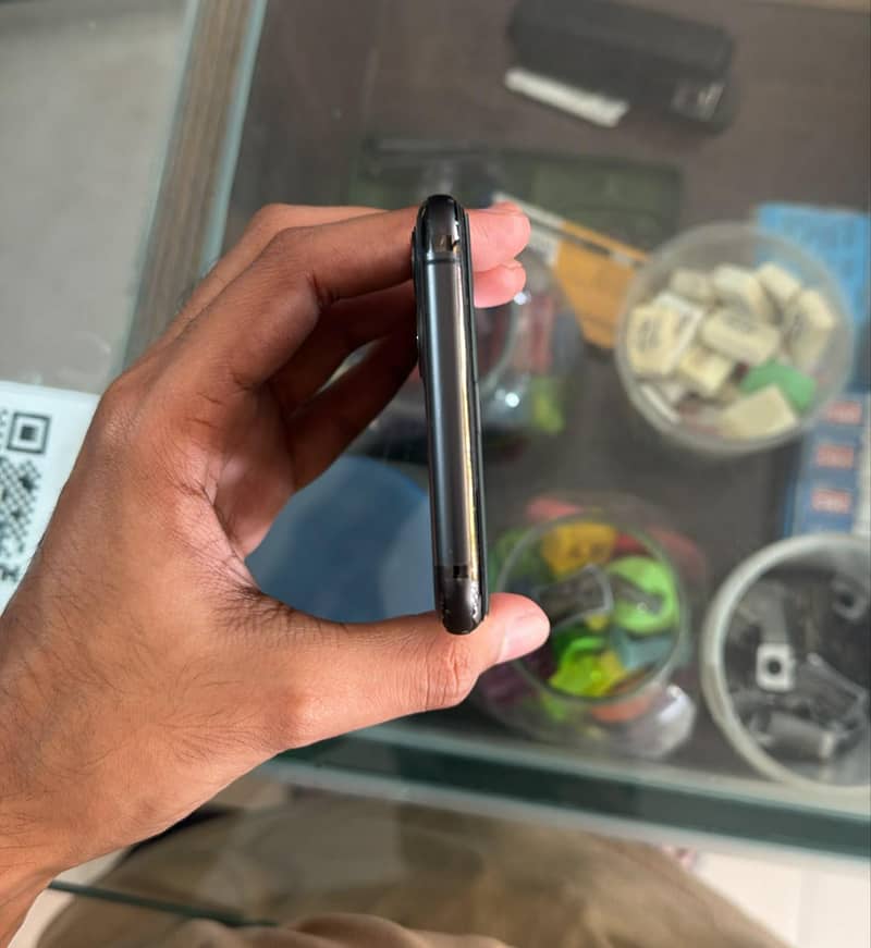 Apple iPhone 11 Pro Max 4