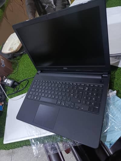 dell 15 i3 5th 15.6 nmpad 8gb ram 500gb hard charger 10by10 charger